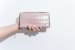 Epoi（エポイ）タイルのレディースラウンドファスナー長財布の手持ちイメージ